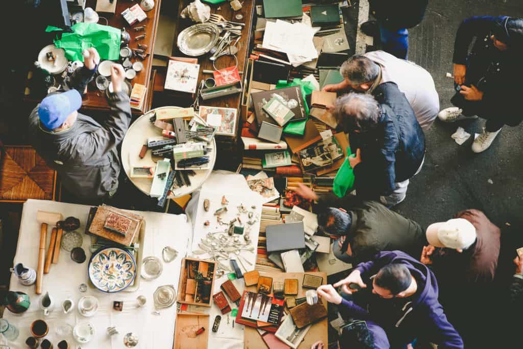 Searching with others at flea market - a metaphor for religious change?